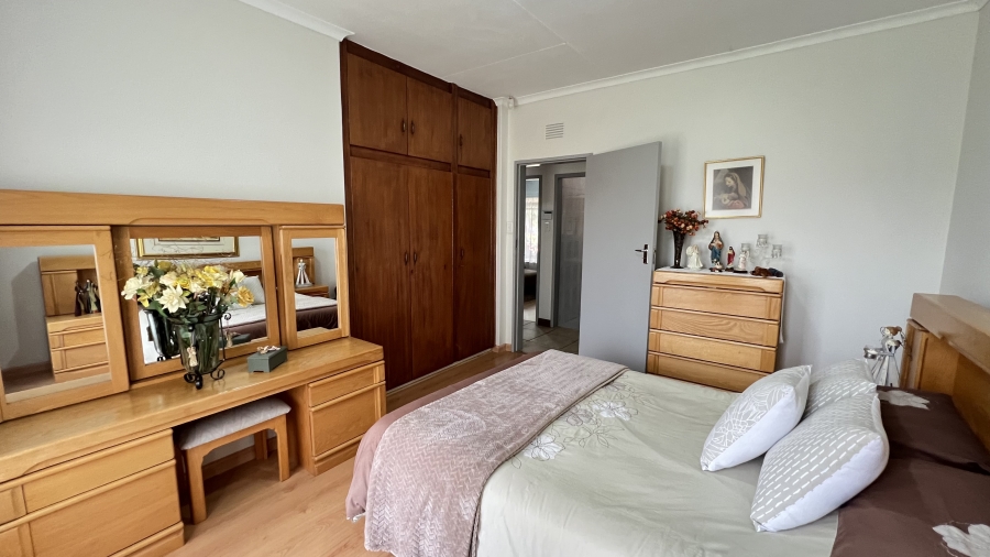 4 Bedroom Property for Sale in Helikonpark Gauteng