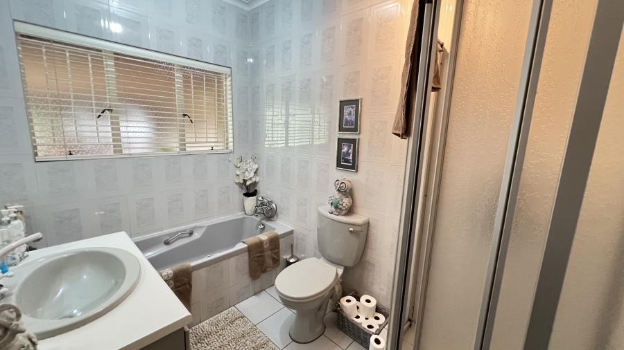 4 Bedroom Property for Sale in Helikonpark Gauteng