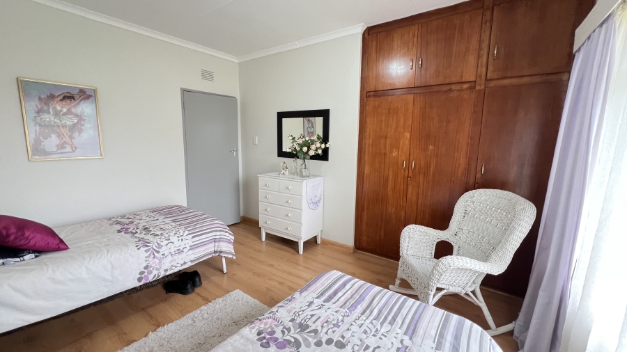 4 Bedroom Property for Sale in Helikonpark Gauteng