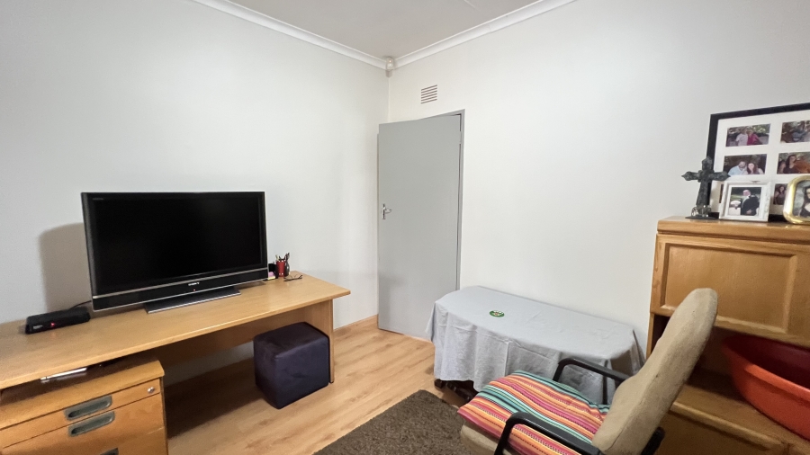 4 Bedroom Property for Sale in Helikonpark Gauteng