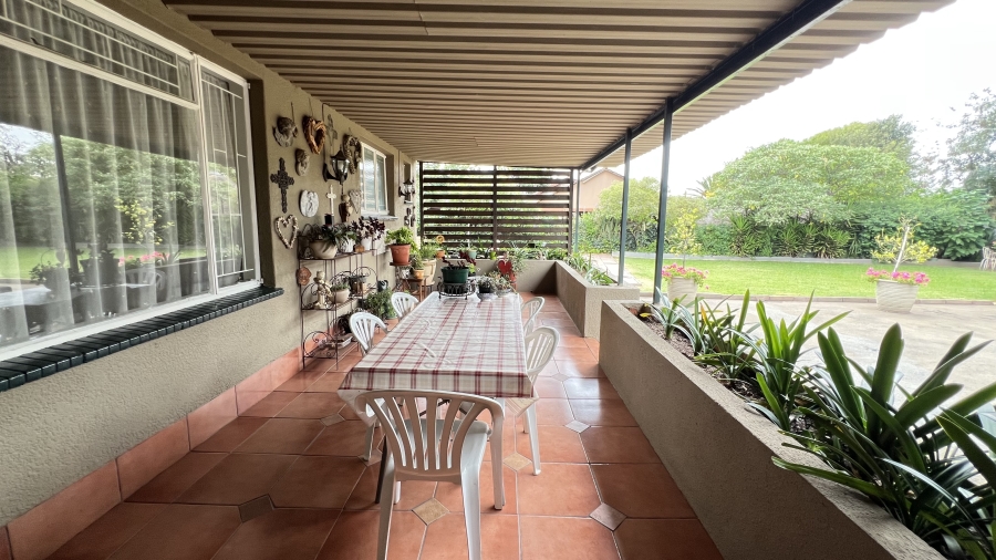 4 Bedroom Property for Sale in Helikonpark Gauteng