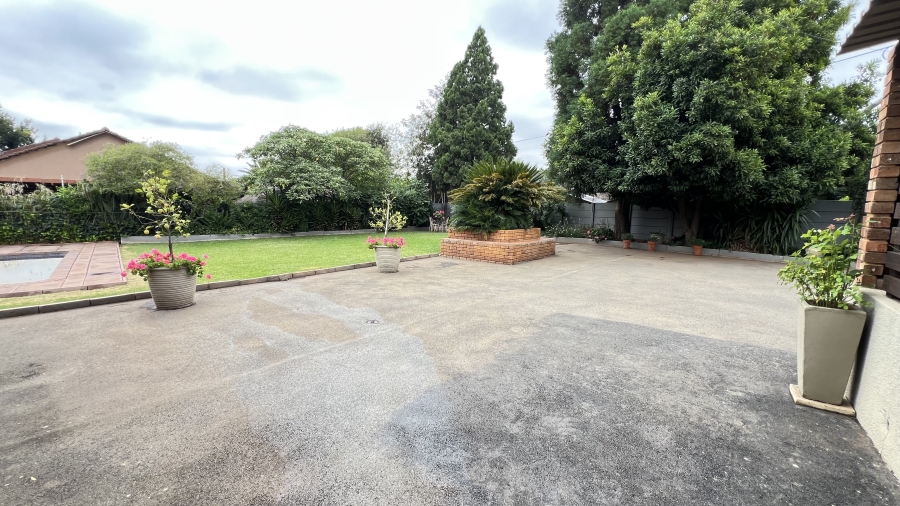 4 Bedroom Property for Sale in Helikonpark Gauteng