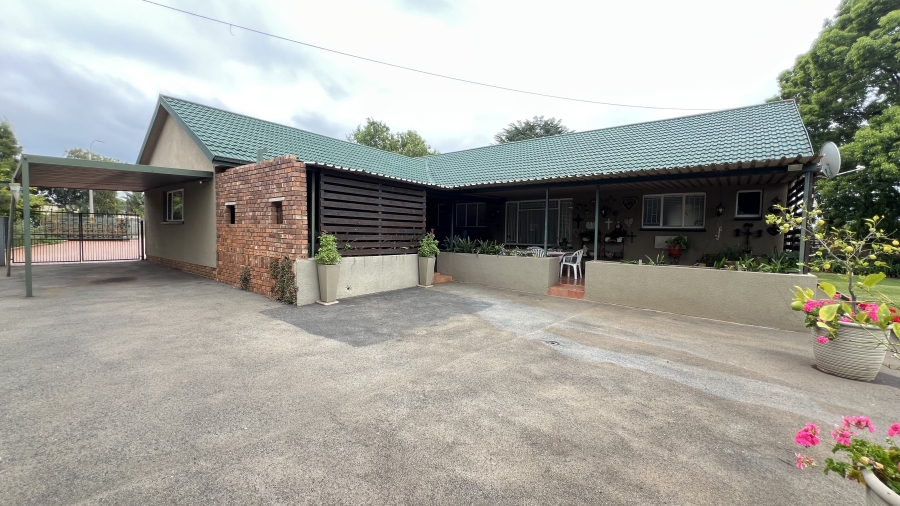 4 Bedroom Property for Sale in Helikonpark Gauteng