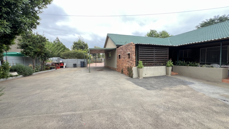 4 Bedroom Property for Sale in Helikonpark Gauteng