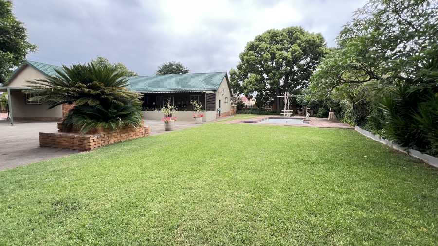 4 Bedroom Property for Sale in Helikonpark Gauteng