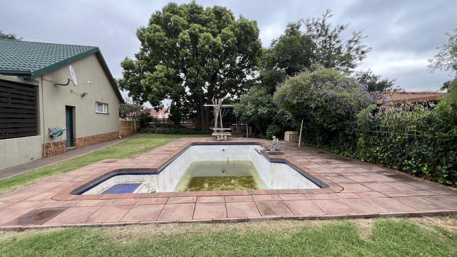 4 Bedroom Property for Sale in Helikonpark Gauteng