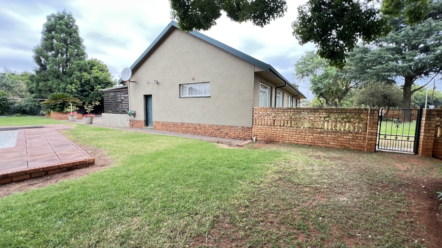 4 Bedroom Property for Sale in Helikonpark Gauteng