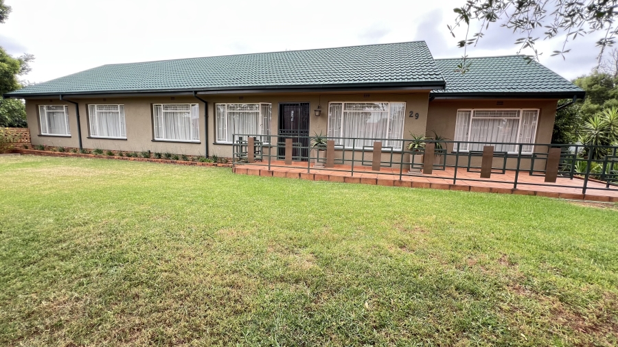 4 Bedroom Property for Sale in Helikonpark Gauteng