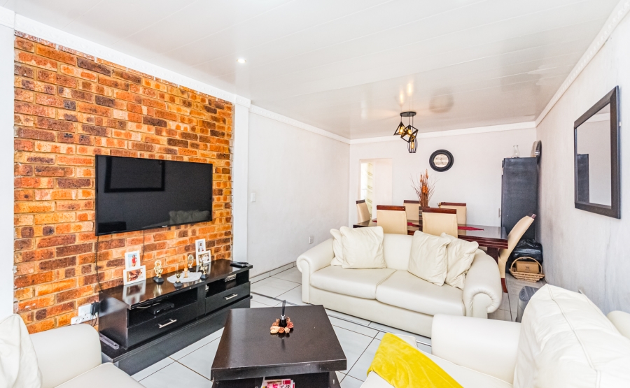 3 Bedroom Property for Sale in Mohlakeng Gauteng