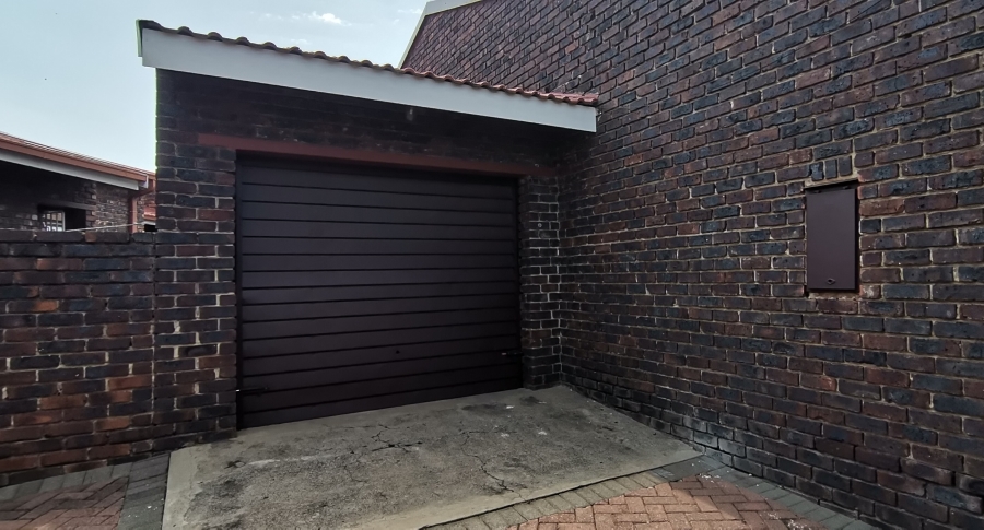 2 Bedroom Property for Sale in Three Rivers East Gauteng