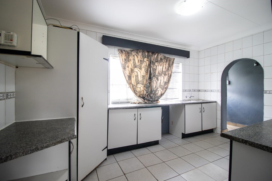 4 Bedroom Property for Sale in General Albertspark Gauteng