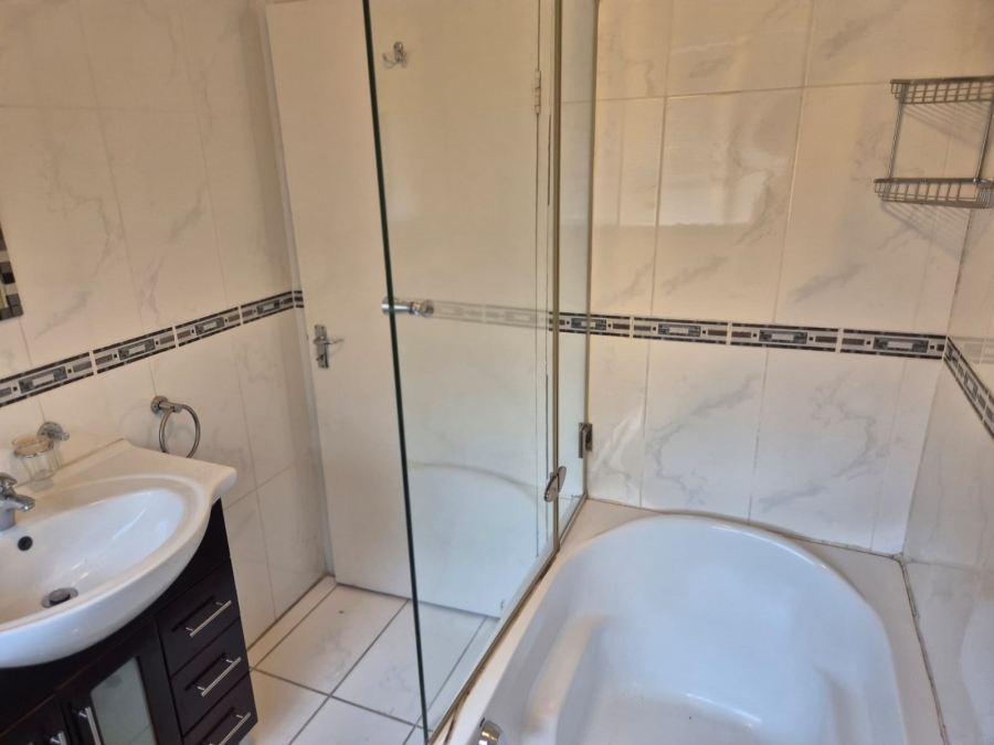 2 Bedroom Property for Sale in Buccleuch Gauteng