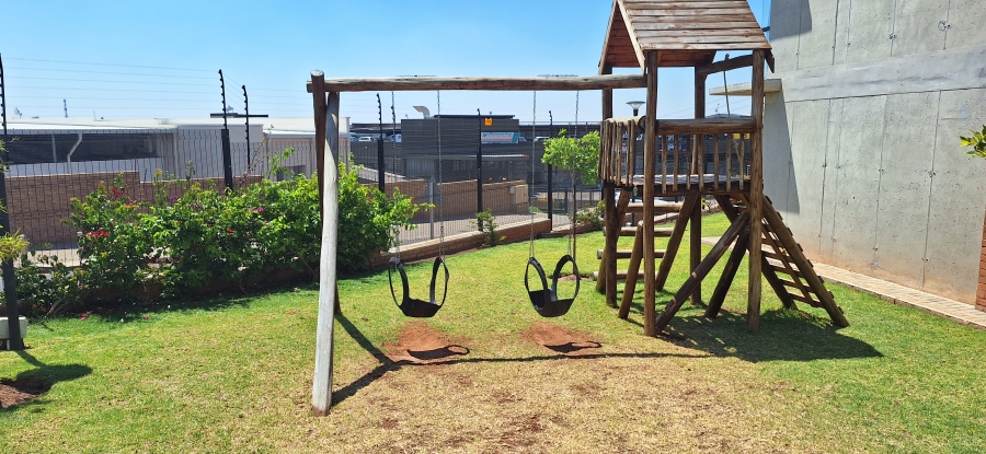 To Let 2 Bedroom Property for Rent in Six Fountains Estate Gauteng