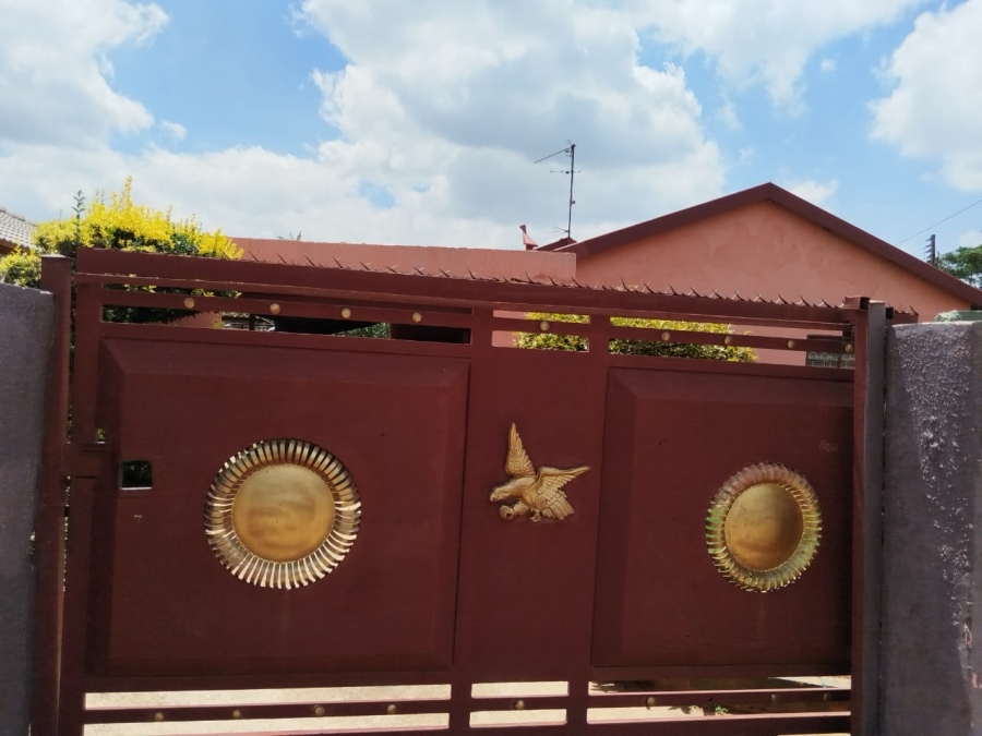 4 Bedroom Property for Sale in Toekomsrus Gauteng