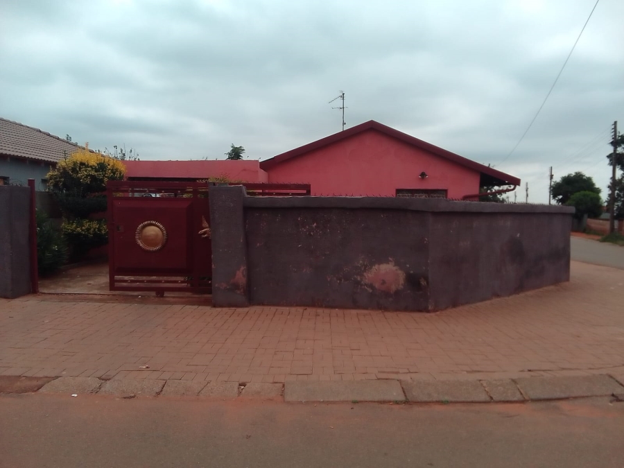 4 Bedroom Property for Sale in Toekomsrus Gauteng