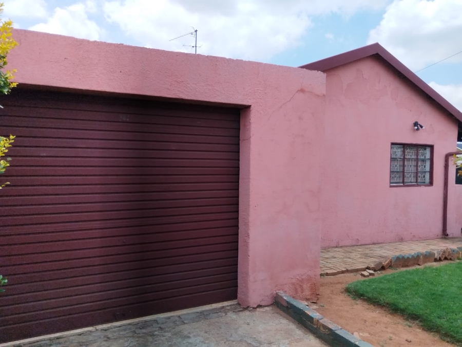 4 Bedroom Property for Sale in Toekomsrus Gauteng