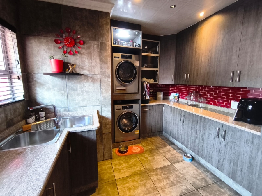 4 Bedroom Property for Sale in Brackendowns Gauteng