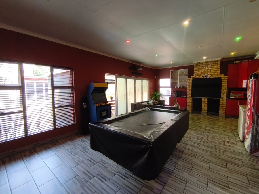 4 Bedroom Property for Sale in Brackendowns Gauteng