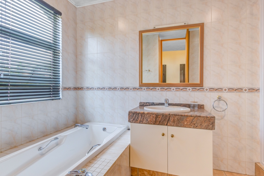 To Let 4 Bedroom Property for Rent in Fourways Gardens Gauteng