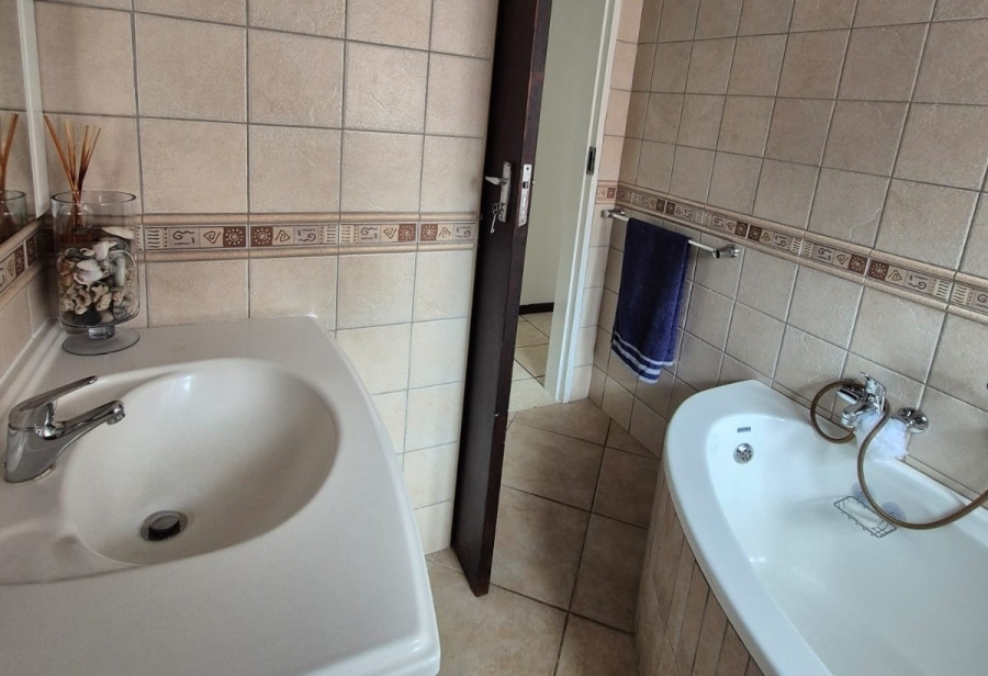 3 Bedroom Property for Sale in Rooihuiskraal Gauteng