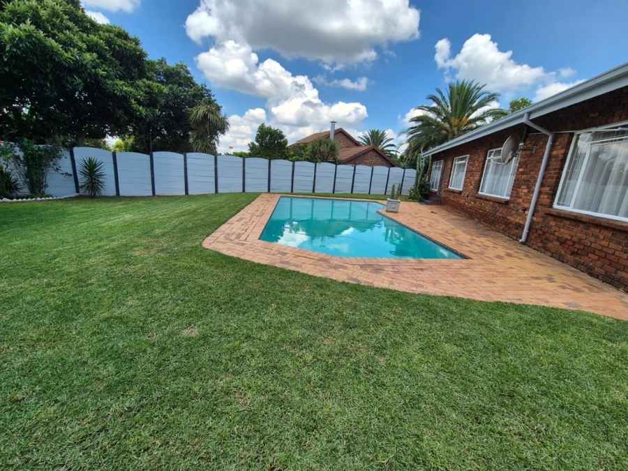 3 Bedroom Property for Sale in Rooihuiskraal Gauteng
