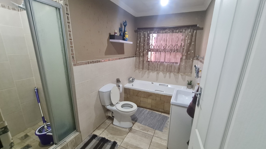 3 Bedroom Property for Sale in Kenleaf Gauteng