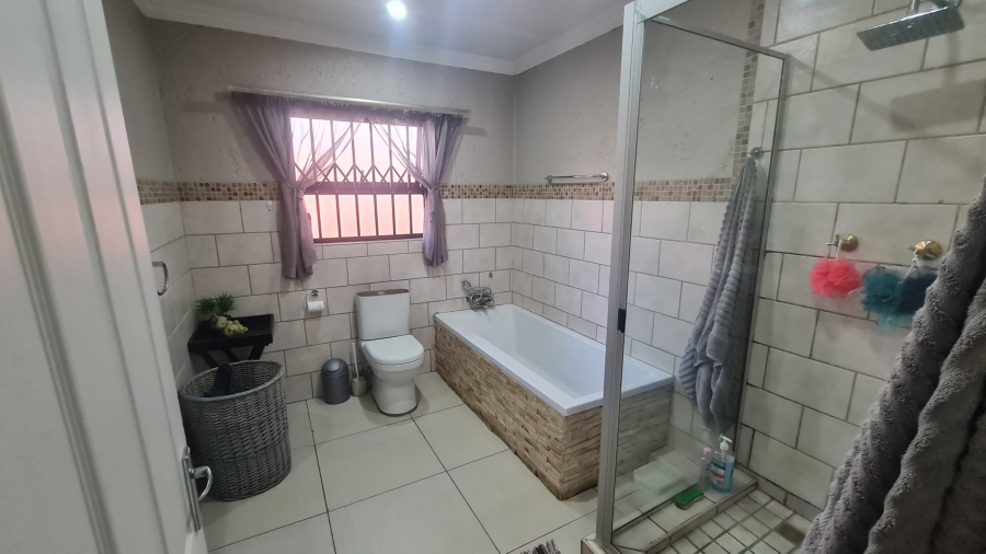 3 Bedroom Property for Sale in Kenleaf Gauteng