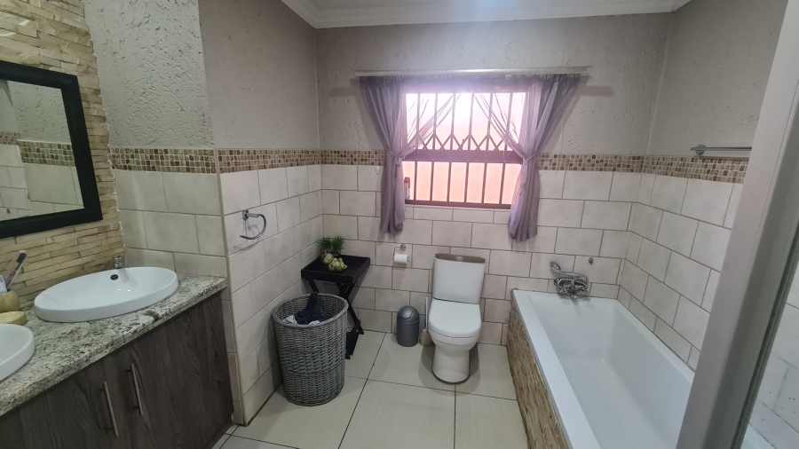 3 Bedroom Property for Sale in Kenleaf Gauteng