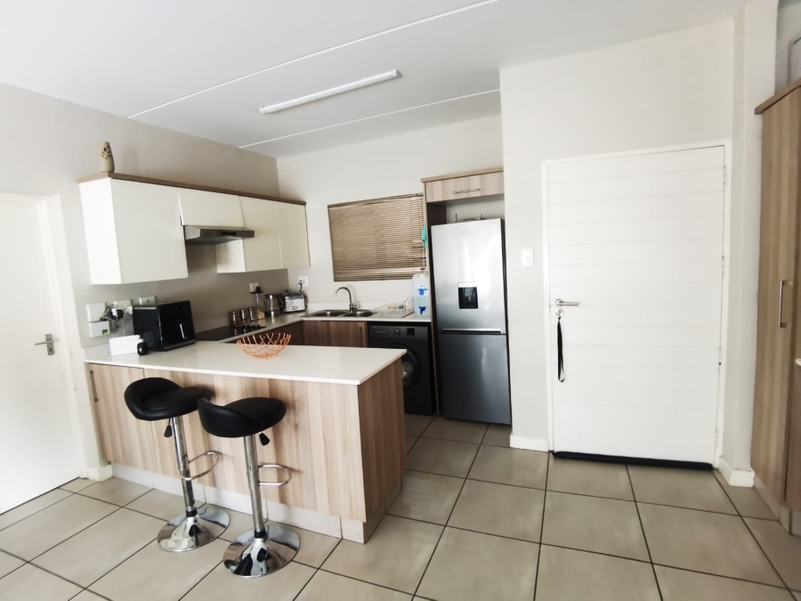 2 Bedroom Property for Sale in Die Hoewes Gauteng