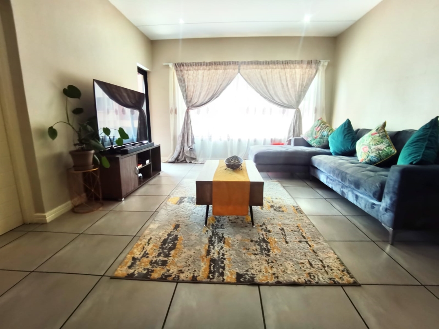 2 Bedroom Property for Sale in Die Hoewes Gauteng