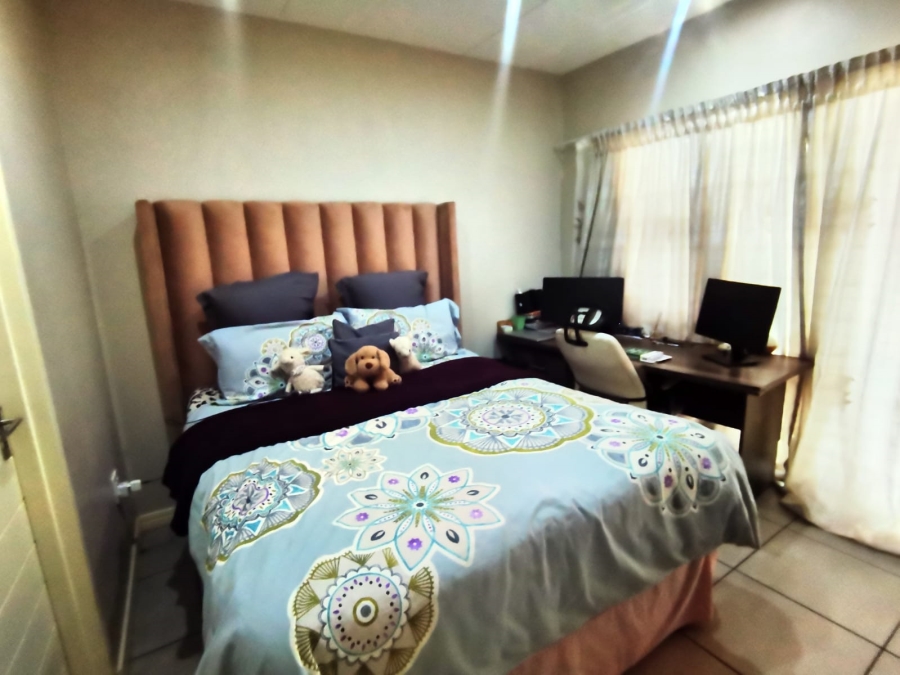 2 Bedroom Property for Sale in Die Hoewes Gauteng