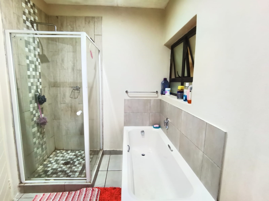 2 Bedroom Property for Sale in Die Hoewes Gauteng