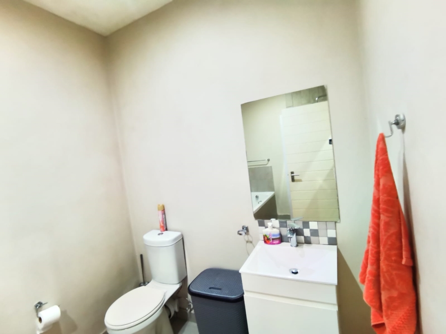 2 Bedroom Property for Sale in Die Hoewes Gauteng