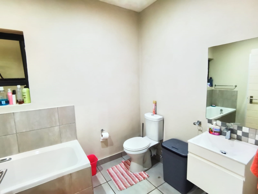 2 Bedroom Property for Sale in Die Hoewes Gauteng