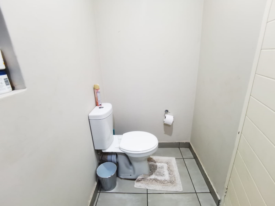 2 Bedroom Property for Sale in Die Hoewes Gauteng