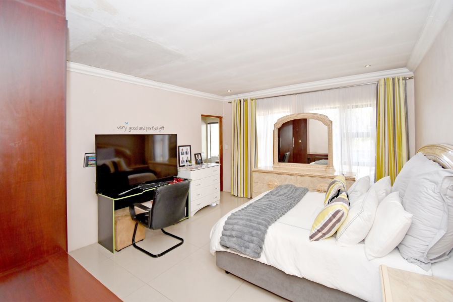 8 Bedroom Property for Sale in Blue Valley Golf Estate Gauteng