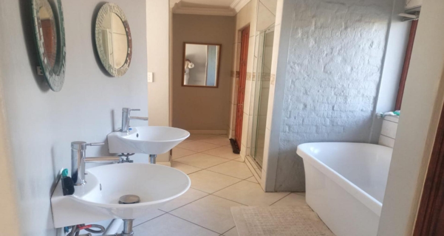 3 Bedroom Property for Sale in Monavoni Gauteng