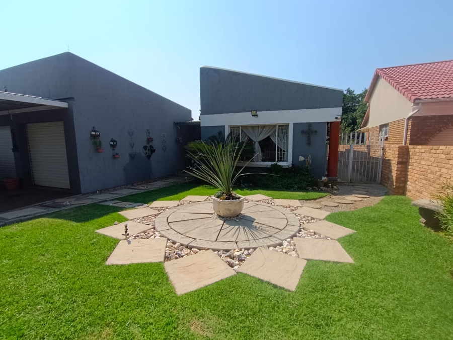 3 Bedroom Property for Sale in Helikonpark Gauteng