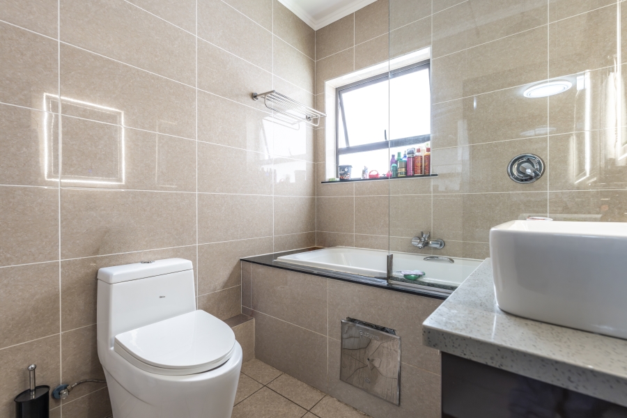 1 Bedroom Property for Sale in Broadacres Gauteng