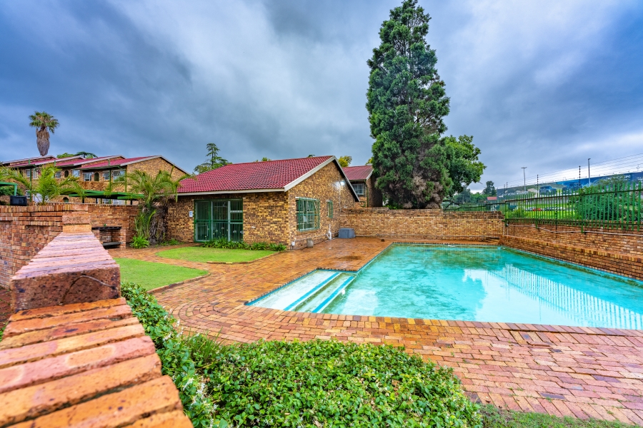 2 Bedroom Property for Sale in Buccleuch Gauteng