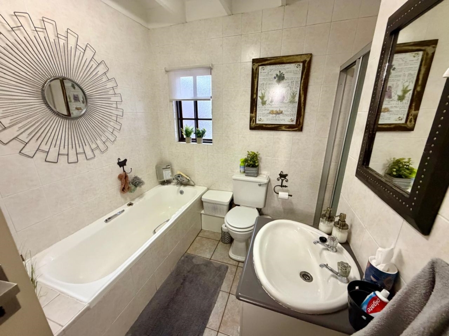 4 Bedroom Property for Sale in Eldoraigne Gauteng