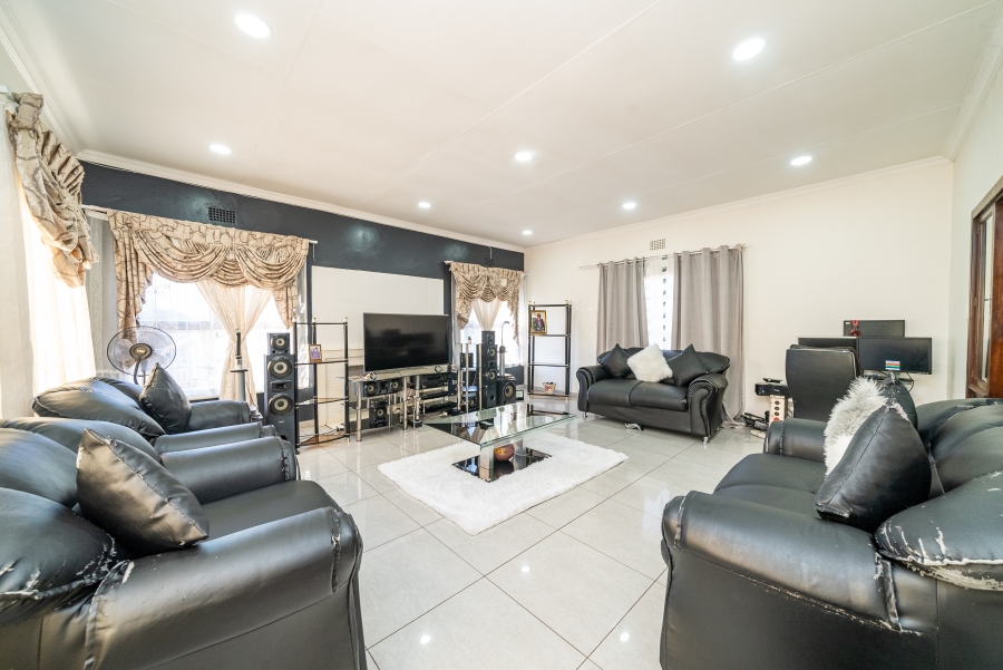 4 Bedroom Property for Sale in Linmeyer Gauteng