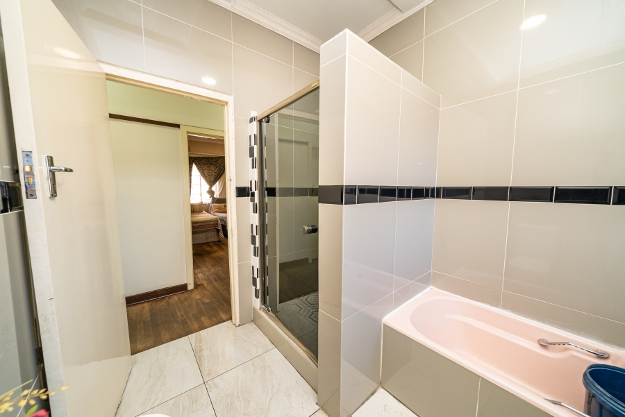 4 Bedroom Property for Sale in Linmeyer Gauteng