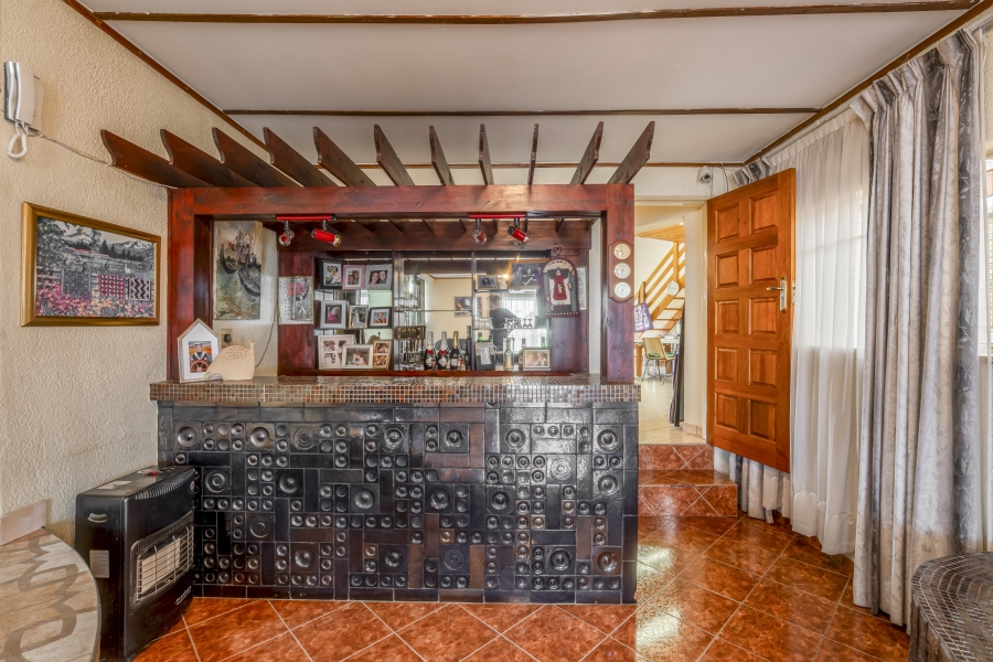 7 Bedroom Property for Sale in Constantia Kloof Gauteng