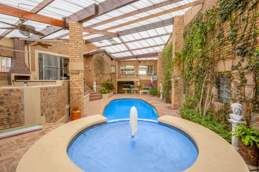 7 Bedroom Property for Sale in Constantia Kloof Gauteng