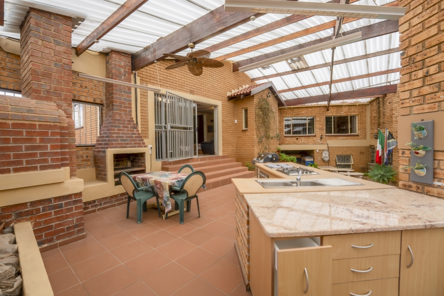 7 Bedroom Property for Sale in Constantia Kloof Gauteng