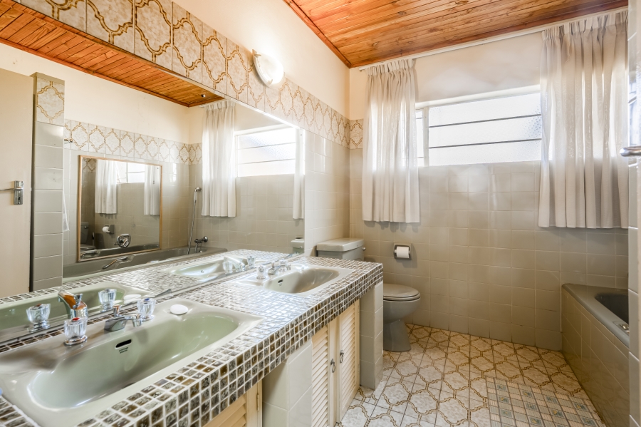 7 Bedroom Property for Sale in Constantia Kloof Gauteng