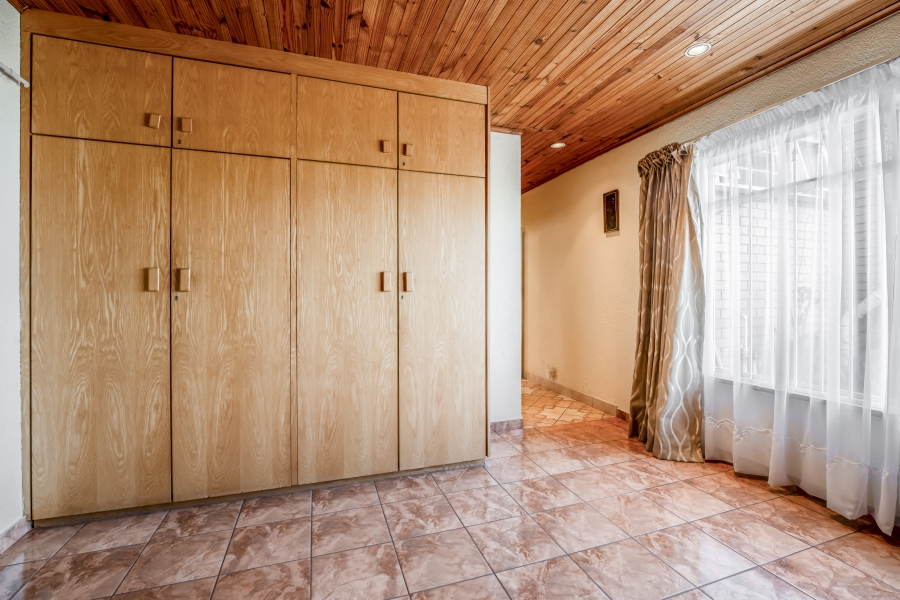 7 Bedroom Property for Sale in Constantia Kloof Gauteng