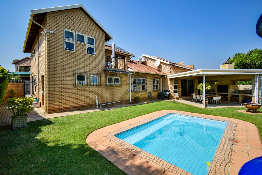 5 Bedroom Property for Sale in Garsfontein Gauteng