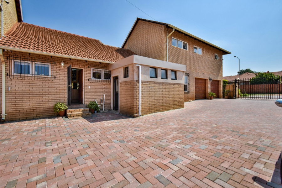 5 Bedroom Property for Sale in Garsfontein Gauteng
